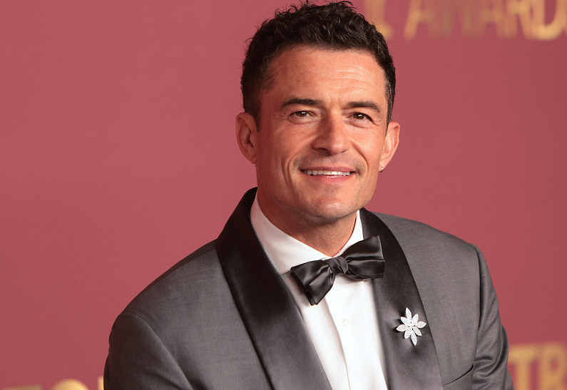 Орландо Блум уже несколько месяцев встречается с моделью