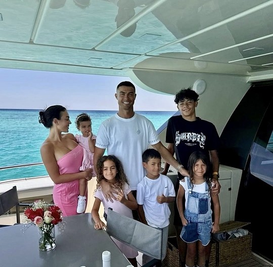 Джорджина Родригес и Криштиану Роналду с детьми