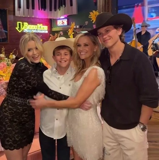 Риз Уизерспун на празднике