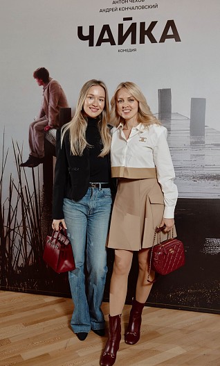 Янина Студилина с подругой