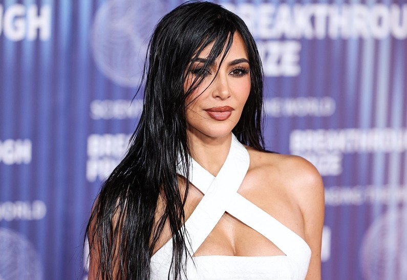 Ким Кардашьян распродает свой гардероб на аукционе
