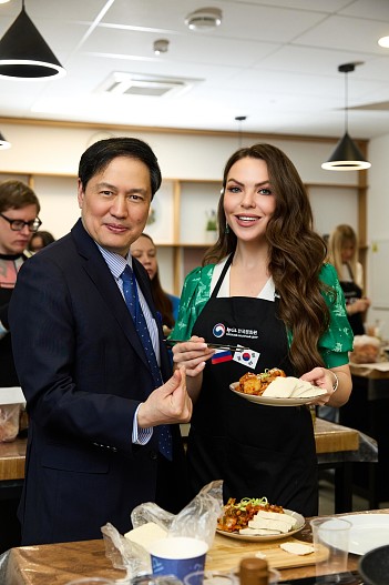 Светлана Абрамова и господин Пак Чжун Гон