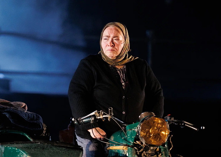 Нина Усатова в спектакле «Материнское сердце»