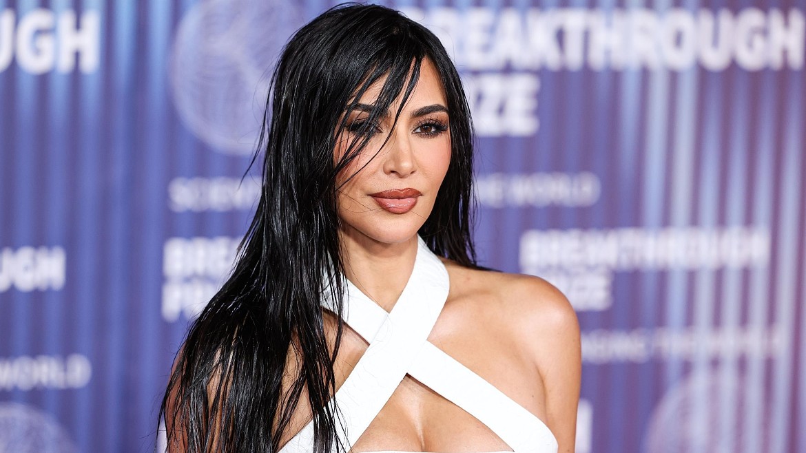 Ким Кардашьян распродает свой гардероб на аукционе