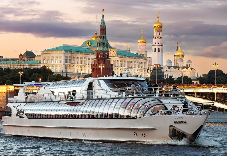 Планы на выходные: прогулка на яхте «Рэдиссон Ройал» по Москве-реке