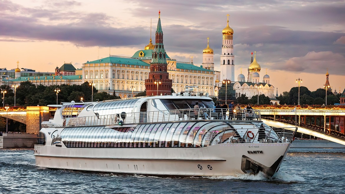 Планы на выходные: прогулка на яхте «Рэдиссон Ройал» по Москве-реке