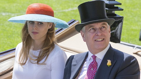 Инсайдер сообщил о тяжелом эмоциональном состоянии принцессы Беатрис из-за скандала с отцом