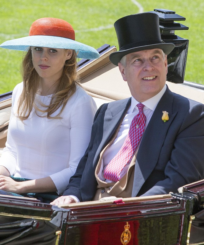 Инсайдер сообщил о тяжелом эмоциональном состоянии принцессы Беатрис из-за скандала с отцом