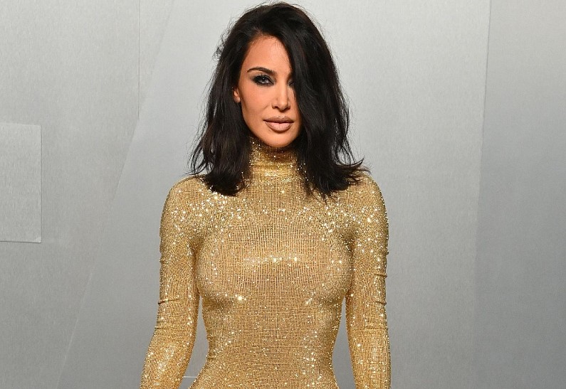 Ким Кардашьян снялась в образе гонщицы на фоне романа с Льюисом Хэмилтоном