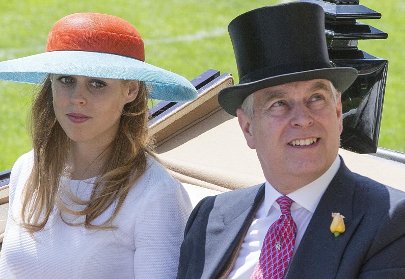 Инсайдер сообщил о тяжелом эмоциональном состоянии принцессы Беатрис из-за скандала с отцом