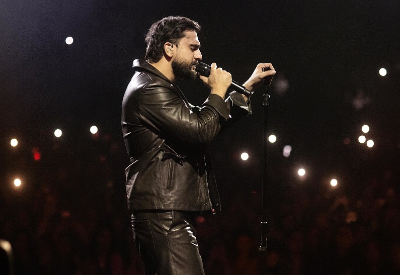 «Никак иначе»: JONY дал концерт в Минске, несмотря на потерю голоса