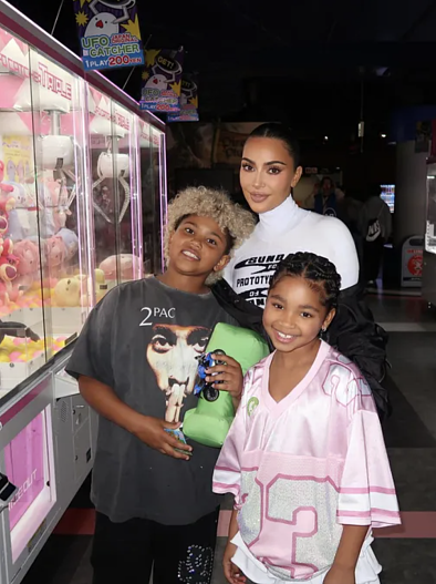 Ким Кардашьян&nbsp;с сыном и племянницей