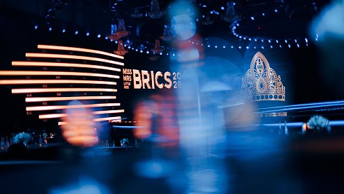 Zivert, MONA, Даниил Воробьёв, Алла Сигалова выступили на церемонии открытия первого конкурса красоты БРИКС в Казани