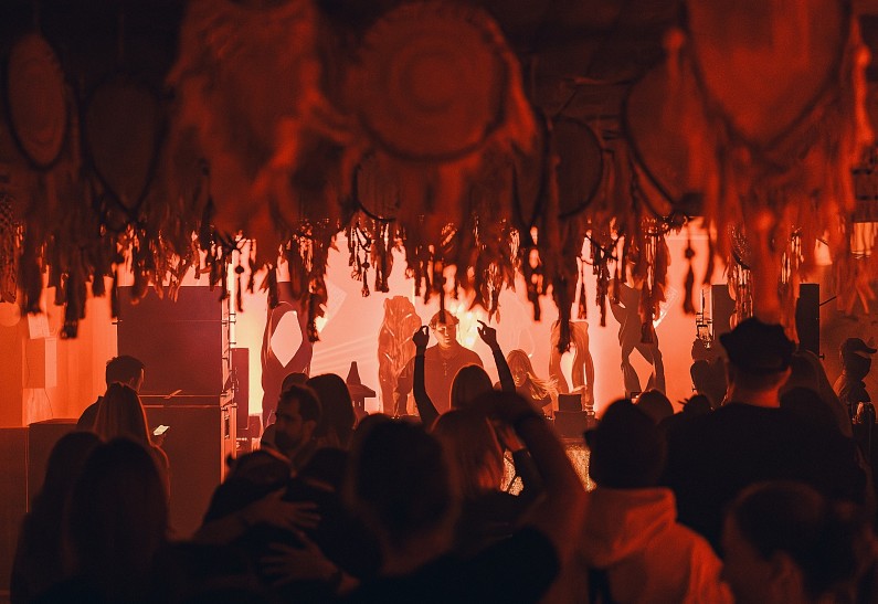 «ДРУЖБА»: 8 МАРТА В ДК ЗАВОДА «СЕРП И МОЛОТ»