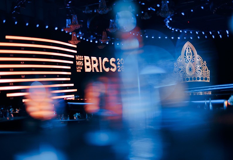 Zivert, MONA, Даниил Воробьёв, Алла Сигалова выступили на церемонии открытия первого конкурса красоты БРИКС в Казани