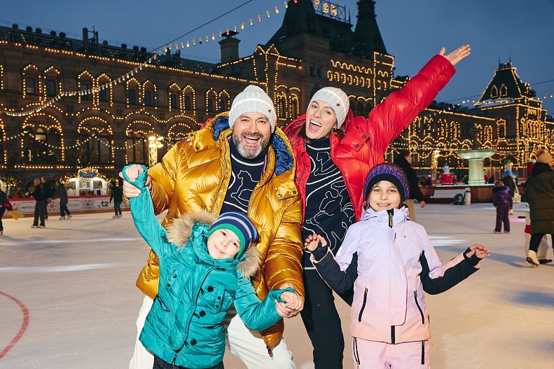 Ильдар и Марика Абдразаковы с детьми