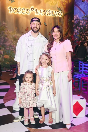 ST и Ассоль с дочерьми