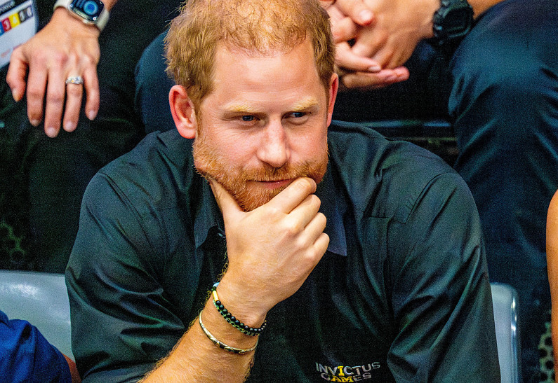 Королева Елизавета II жестко отнеслась к принцу Гарри после того, как он покинул королевскую семью