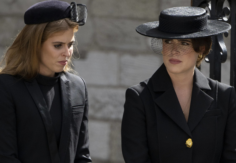 Принцессы Беатрис и Евгения не посетят пасхальную службу с королевской семьей