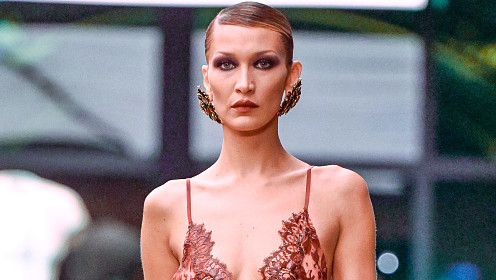 Белла Хадид в «голом» наряде от Saint Laurent предстала на подиуме в Париже