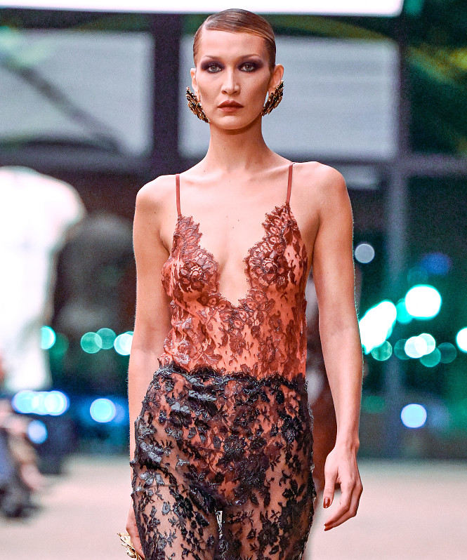 Белла Хадид в «голом» наряде от Saint Laurent предстала на подиуме в Париже