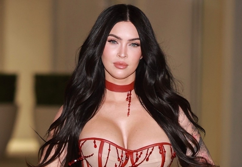 Меган Фокс впервые за несколько месяцев вернулась в соцсети