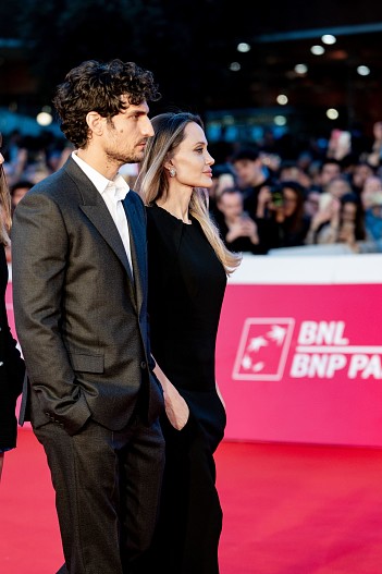 Луи Гаррель и Анджелина Джоли