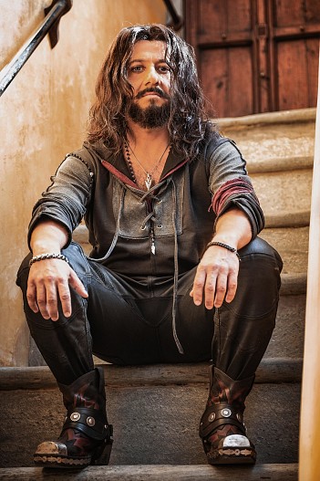 Михаил Галустян