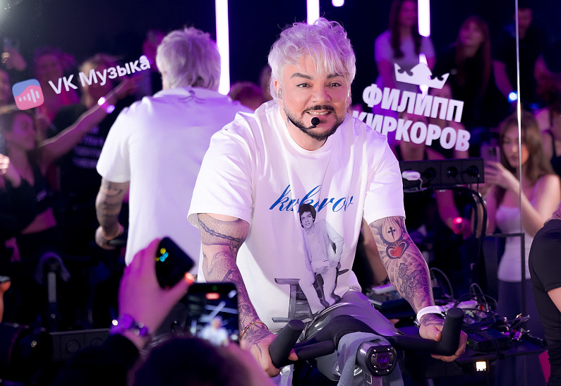 Филипп Киркоров провел велотренировку для женщин в честь 8 марта