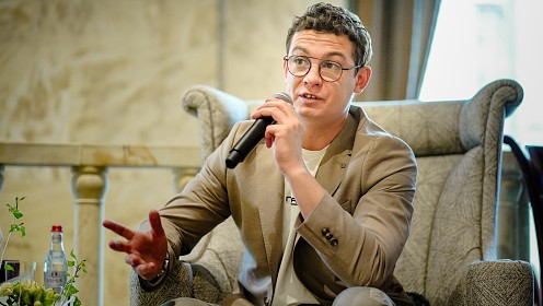 Живой диалог об искусстве: меценаты БФ «Чистые души» поговорили с Никитой Кологривым о театре в эпоху цифровой революции