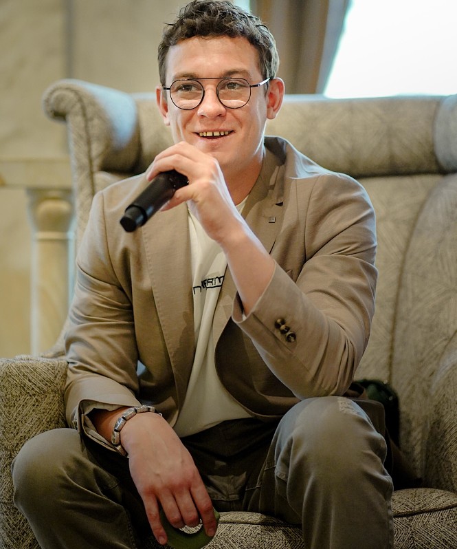 Живой диалог об искусстве: меценаты БФ «Чистые души» поговорили с Никитой Кологривым о театре в эпоху цифровой революции