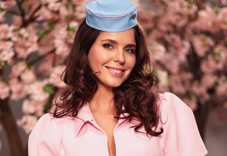 Лиза Моряк, Ольга Смирнова, Анна Глаубэ, Матвей Лыков и другие актеры на съемках авантюрной комедии «Искусство соблазна»