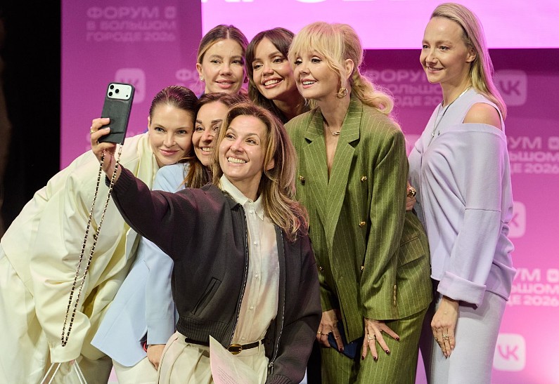 Откровенный разговор Иды Галич с мамой, секретный гость Дмитрий Нагиев и Гоша Куценко с цветами — как прошел «Форум в большом городе» от VK