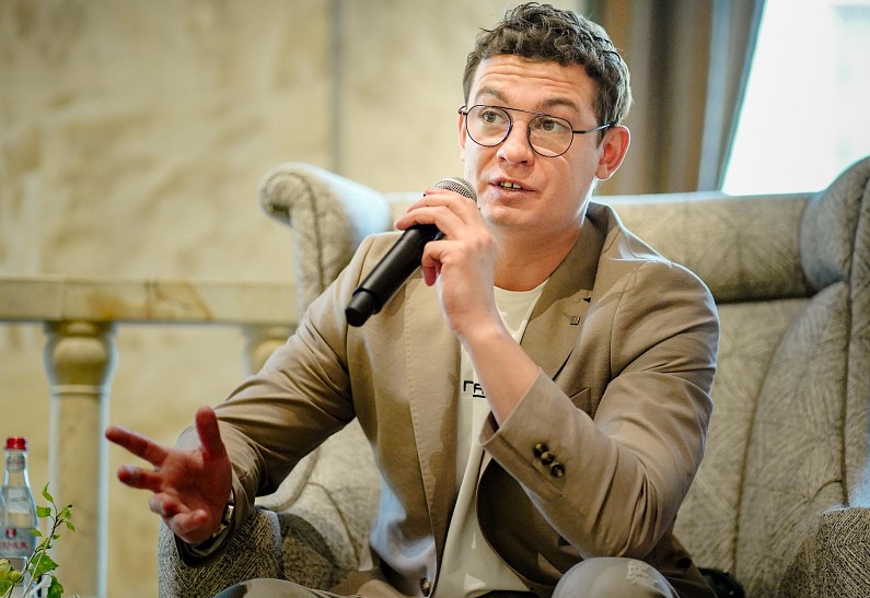 Живой диалог об искусстве: меценаты БФ «Чистые души» поговорили с Никитой Кологривым о театре в эпоху цифровой революции