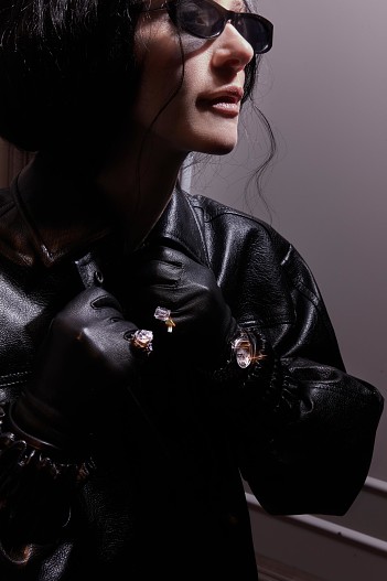 Куртка MSGM, юбка The Andamane, туфли Saint Laurent, всё — ЦУМ; кольца Mercury; часы Chopard. Отель «Метрополь»