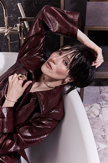 Плащ HUGO (ЦУМ); кольца Marina B; чокер, серьги — всё Pasquale Bruni; браслет Mercury. Отель «Метрополь»