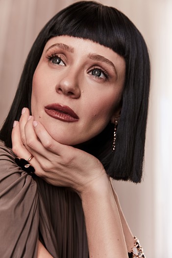 Блуза MAGDA BUTRYM, брюки Nina Ricci, туфли Saint Laurent, всё — ЦУМ; серьги, браслет, кольцо — всё Pasquale Bruni. Отель «Метрополь»