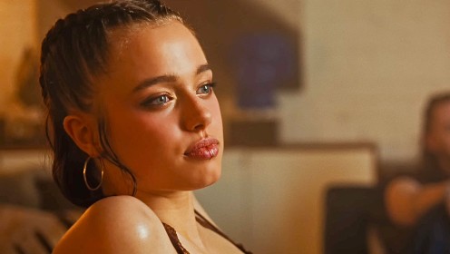 Дочь Анджелины Джоли и Брэда Питта стесняется фамилий своих родителей