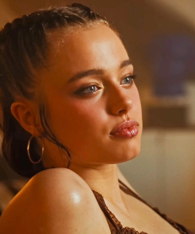 Дочь Анджелины Джоли и Брэда Питта стесняется фамилий своих родителей