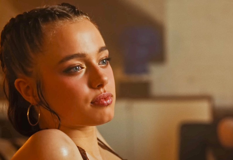 Дочь Анджелины Джоли и Брэда Питта стесняется фамилий своих родителей