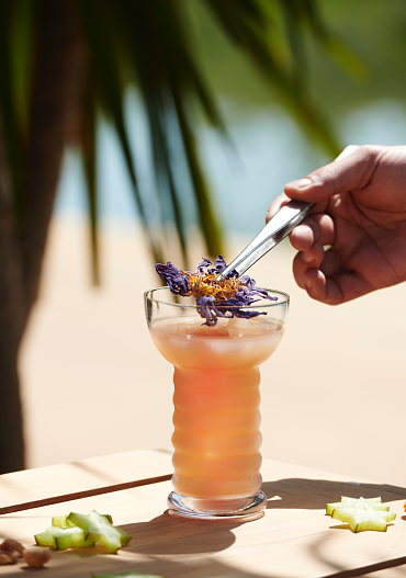 В отеле работают семь ресторанов с разными кухнями, бары Lunar Lounge, Meridian Lounge и Turquoise Bar с авторскими коктейлями. В Lunar Lounge можно послушать живую музыку и сеты модных д...