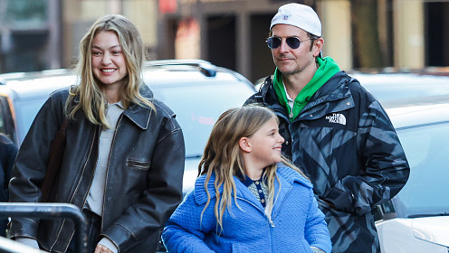 Джиджи Хадид заметили на прогулке с 9-летней дочерью Брэдли Купера и Ирины Шейк