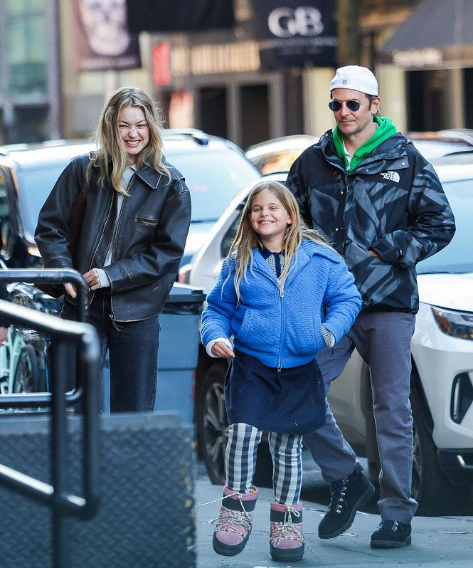 Джиджи Хадид заметили на прогулке с 9-летней дочерью Брэдли Купера и Ирины Шейк