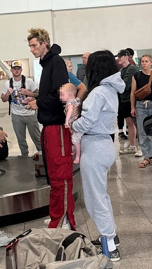 Machine Gun Kelly и Меган Фокс с дочерью