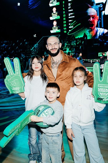 Джиган с детьми