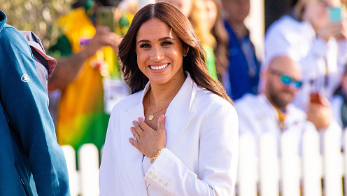 Меган Маркл посетила приют для бездомных в украшениях за 35 тысяч долларов
