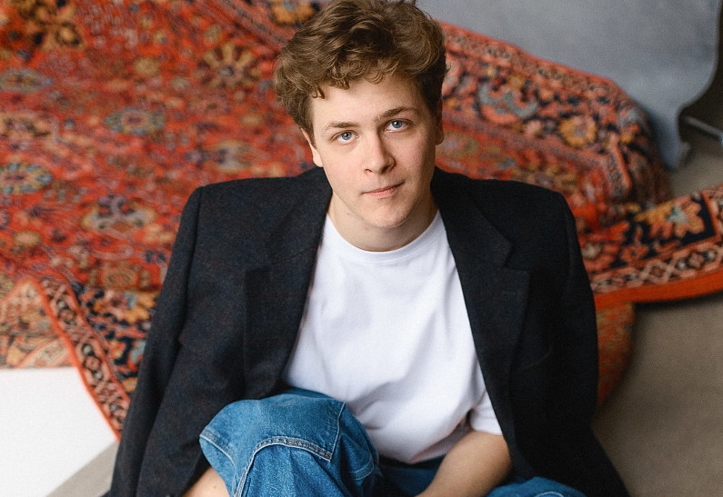 «Говорят, что мюзикл — легкий жанр, я так не думаю»: Митя Федоров ролях в нашумевших музыкальных проектах, амбициях в кино и молодых артистах