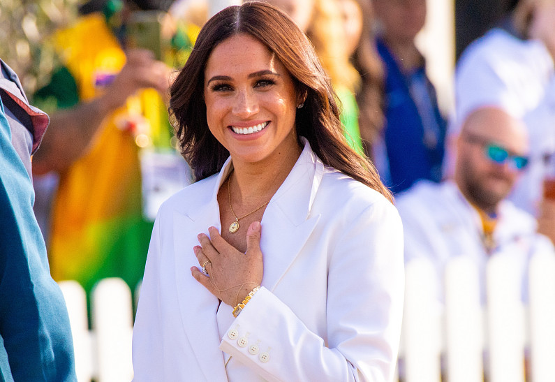 Меган Маркл посетила приют для бездомных в украшениях за 35 тысяч долларов