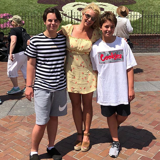 Бритни Спирс с сыновьями