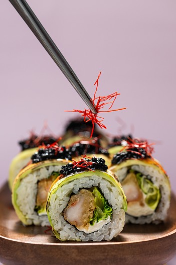 Ролл с креветкой, опаленным авокадо и нитями чилли